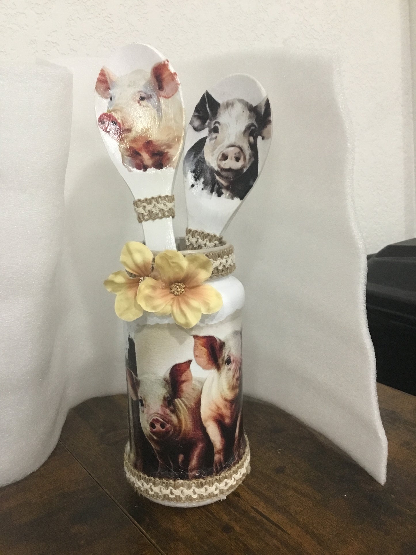 Kitchen utensil decor-piggy